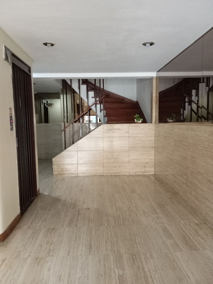 4 ambientes con dependecia  cochera y patio, para refaccionar, Venta Villa Devoto