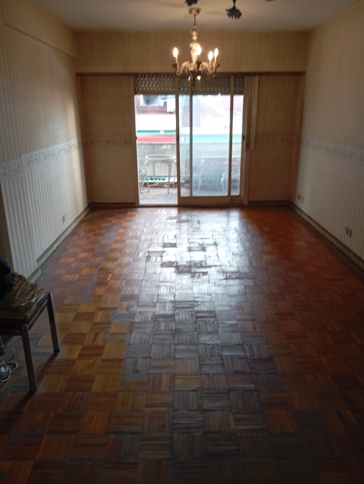 4 ambientes con dependecia  cochera y patio, para refaccionar, Venta Villa Devoto